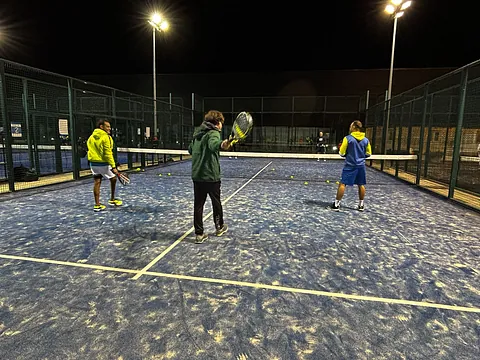 chico jugando padel